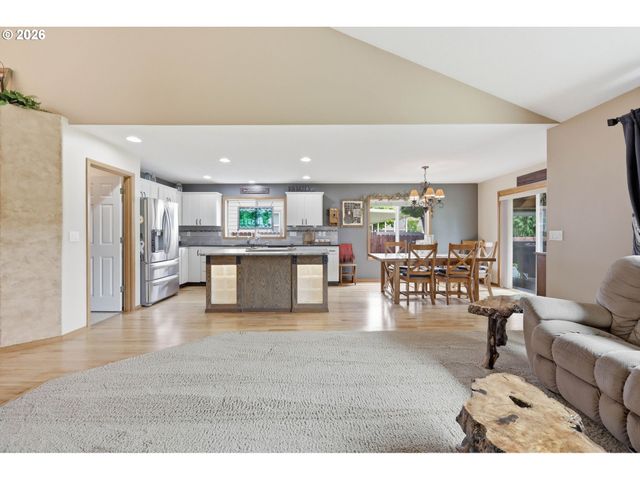 13330 SQUIRE Dr, Oregon City, OR 97045