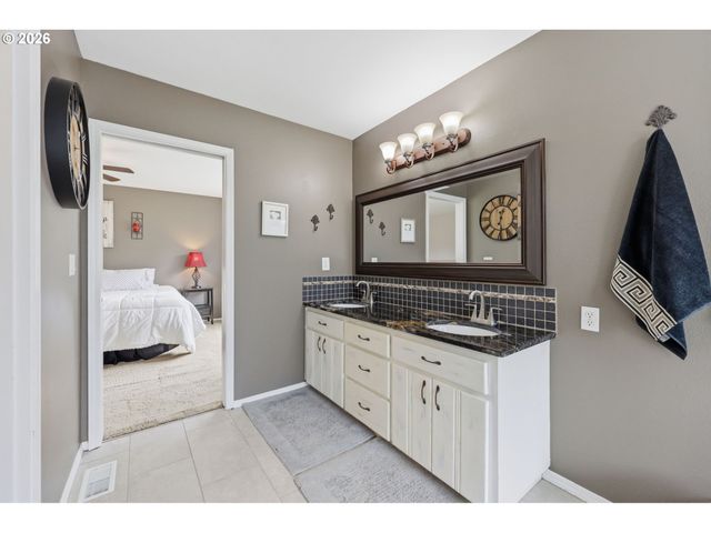 13330 SQUIRE Dr, Oregon City, OR 97045