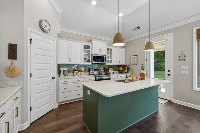 2720 Nottingham Dr, Columbia, TN 38401