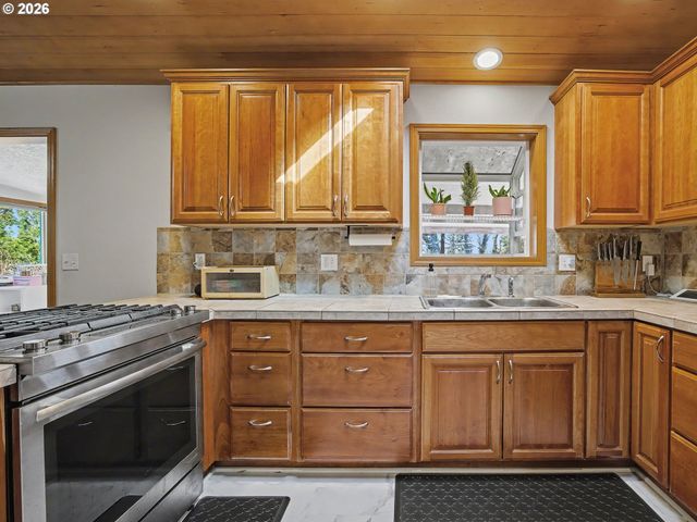 907 Sw HALSEY St, Troutdale, OR 97060