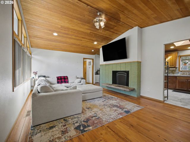 907 Sw HALSEY St, Troutdale, OR 97060