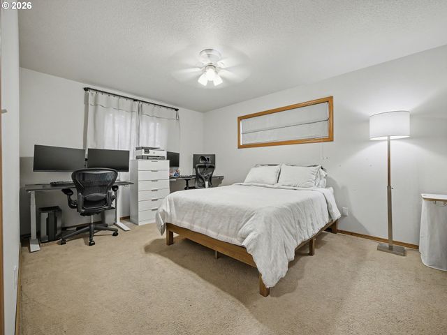 907 Sw HALSEY St, Troutdale, OR 97060