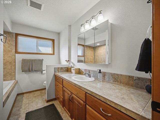 907 Sw HALSEY St, Troutdale, OR 97060