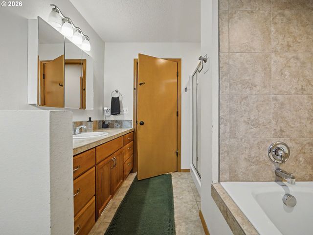 907 Sw HALSEY St, Troutdale, OR 97060