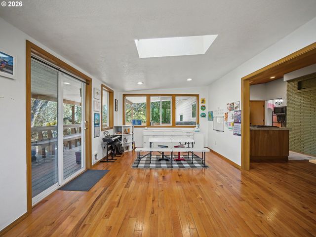 907 Sw HALSEY St, Troutdale, OR 97060