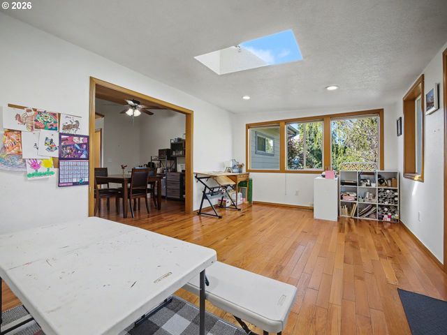 907 Sw HALSEY St, Troutdale, OR 97060