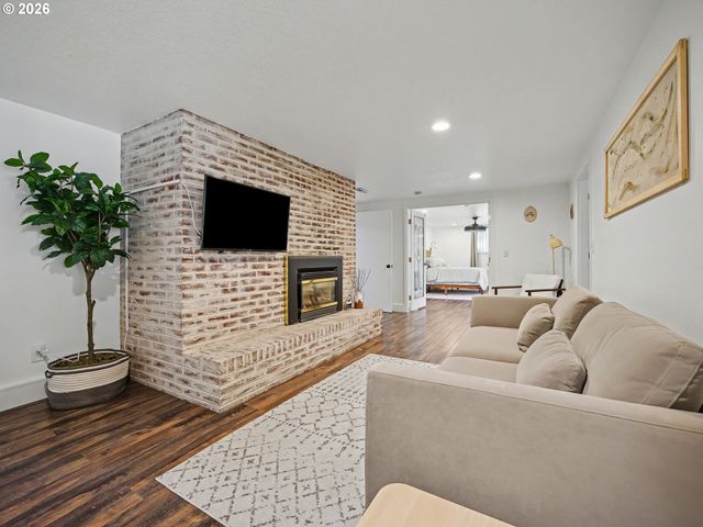 907 Sw HALSEY St, Troutdale, OR 97060