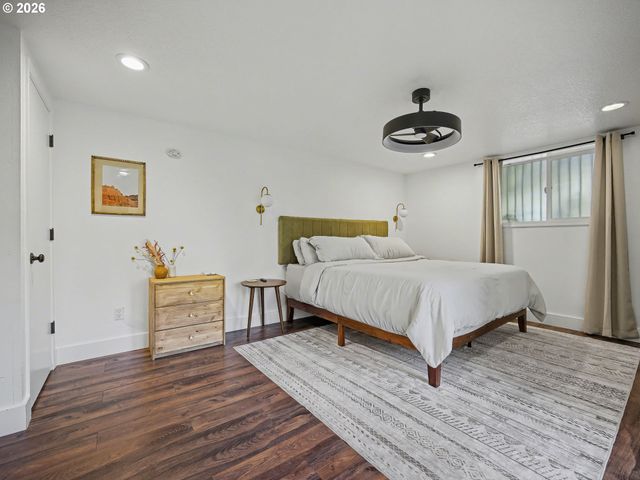 907 Sw HALSEY St, Troutdale, OR 97060