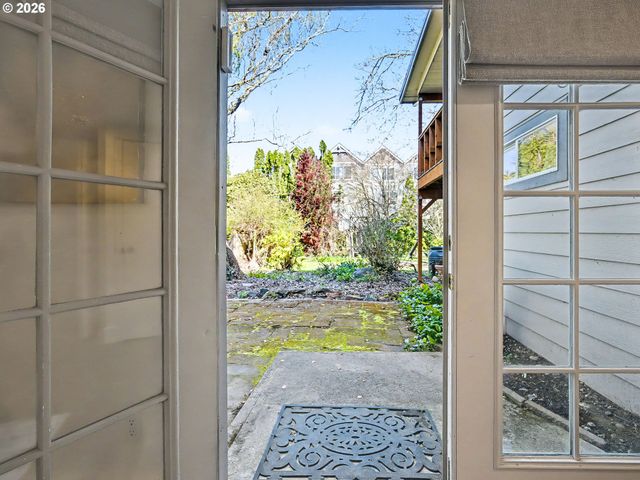 907 Sw HALSEY St, Troutdale, OR 97060