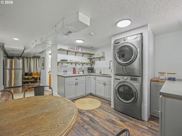 907 Sw HALSEY St, Troutdale, OR 97060