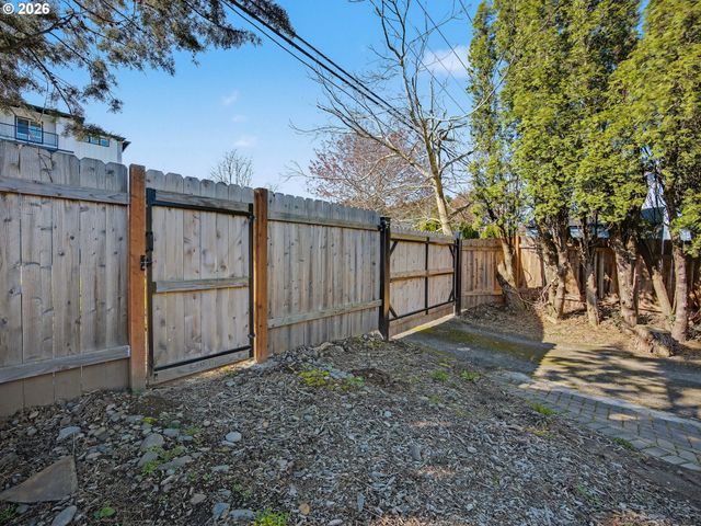 907 Sw HALSEY St, Troutdale, OR 97060