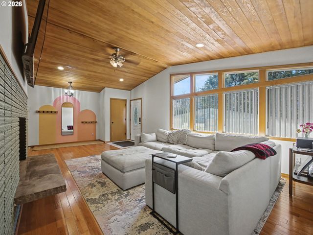 907 Sw HALSEY St, Troutdale, OR 97060