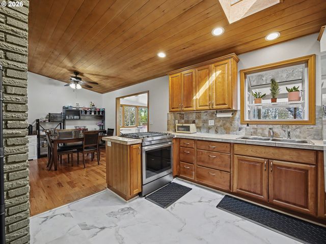 907 Sw HALSEY St, Troutdale, OR 97060