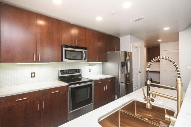 5925 Almeda Road 10704, Houston, TX 77004