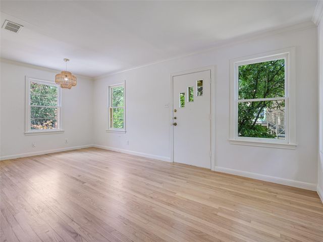 501 Carolyn Ave, Austin, TX 78705
