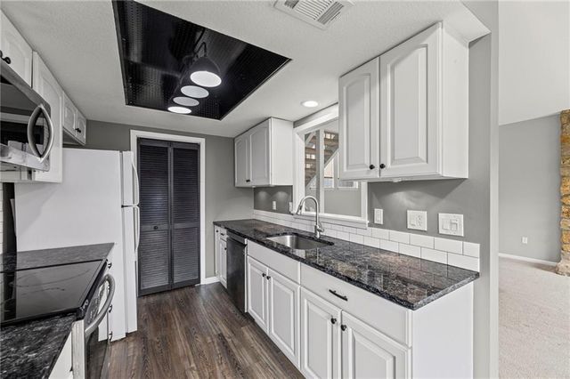 8058 Colony Lane, Lenexa, KS 66215