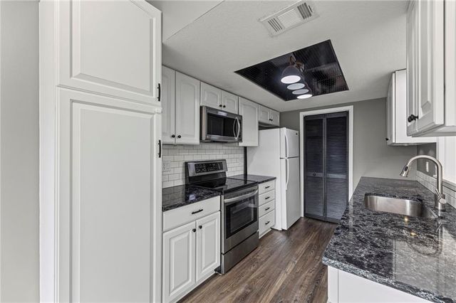 8058 Colony Lane, Lenexa, KS 66215