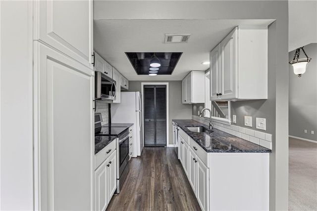 8058 Colony Lane, Lenexa, KS 66215