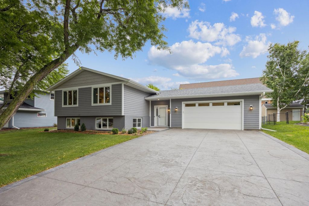 1934 Hythe Street, Roseville, MN 55113