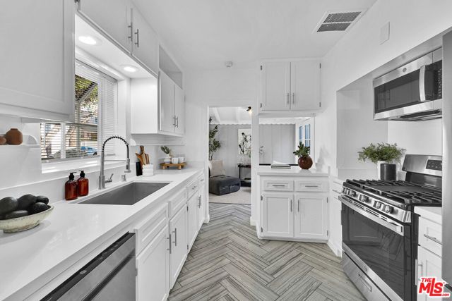 560 N CROFT Avenue, West Hollywood, CA 90048