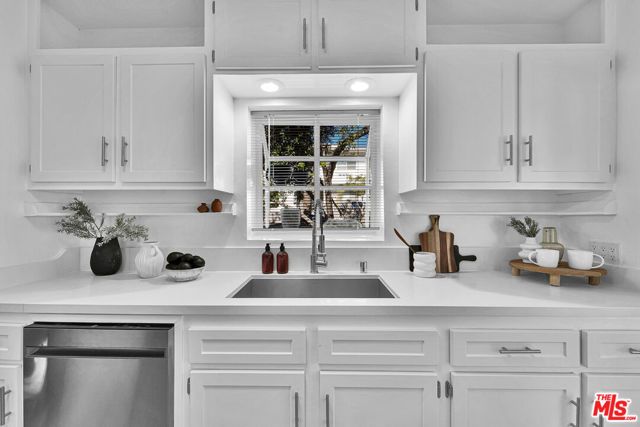 560 N CROFT Avenue, West Hollywood, CA 90048