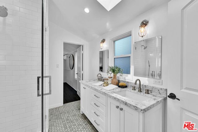 560 N CROFT Avenue, West Hollywood, CA 90048