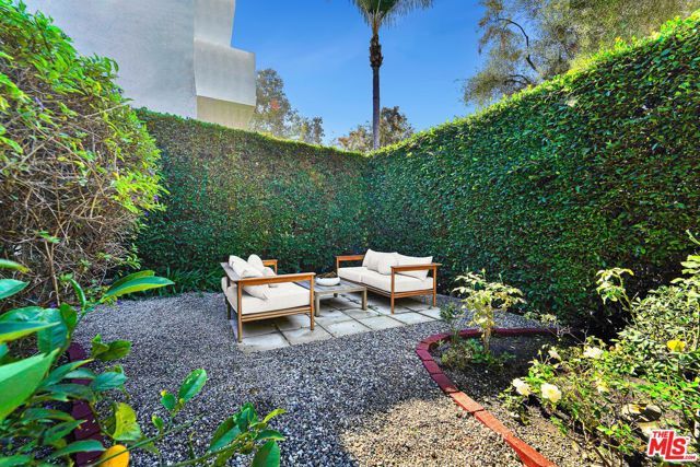 560 N CROFT Avenue, West Hollywood, CA 90048