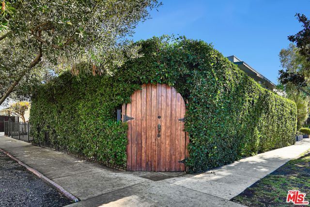 560 N CROFT Avenue, West Hollywood, CA 90048