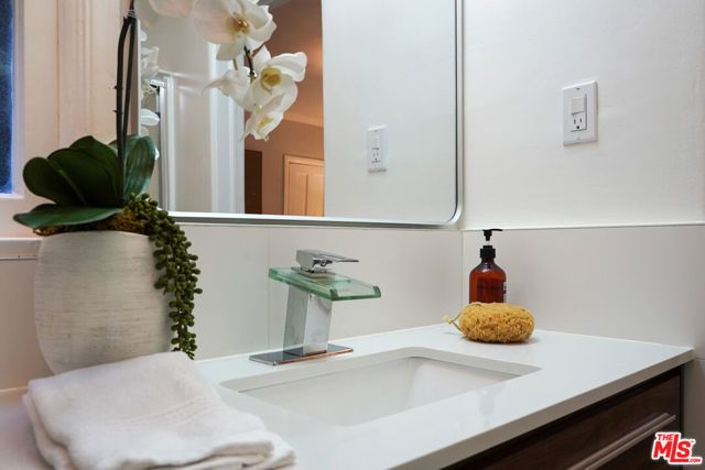 560 N CROFT Avenue, West Hollywood, CA 90048