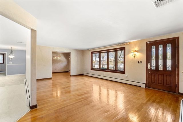 105 Starr Ave, Lowell, MA 01852