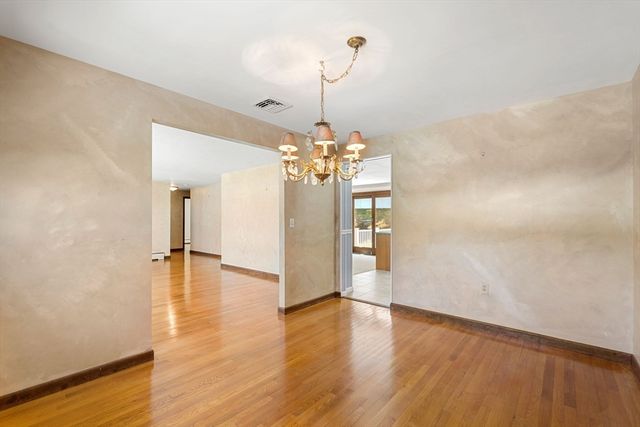 105 Starr Ave, Lowell, MA 01852