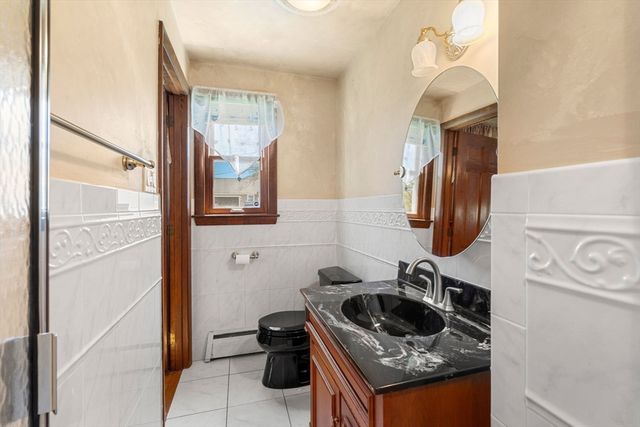 105 Starr Ave, Lowell, MA 01852