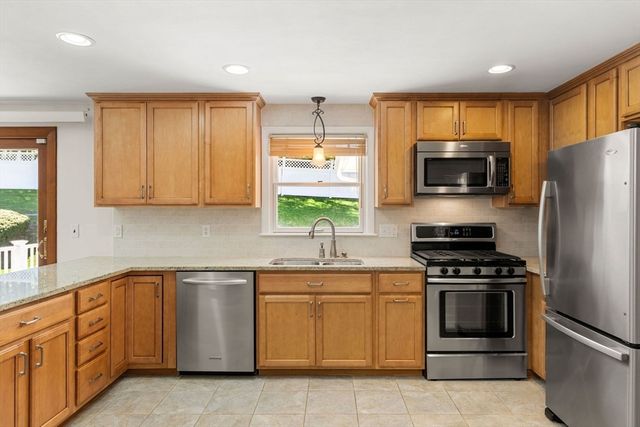 105 Starr Ave, Lowell, MA 01852