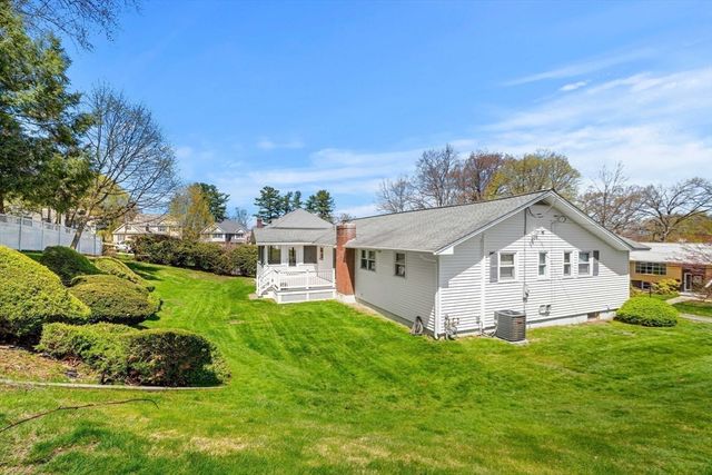 105 Starr Ave, Lowell, MA 01852