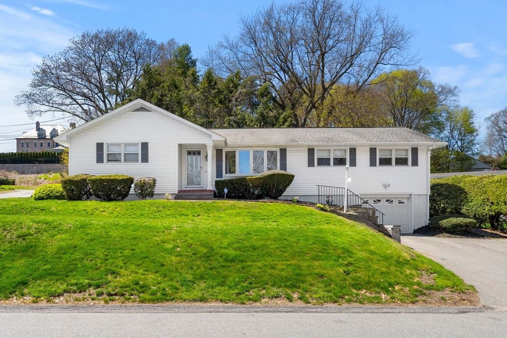 105 Starr Ave, Lowell, MA 01852