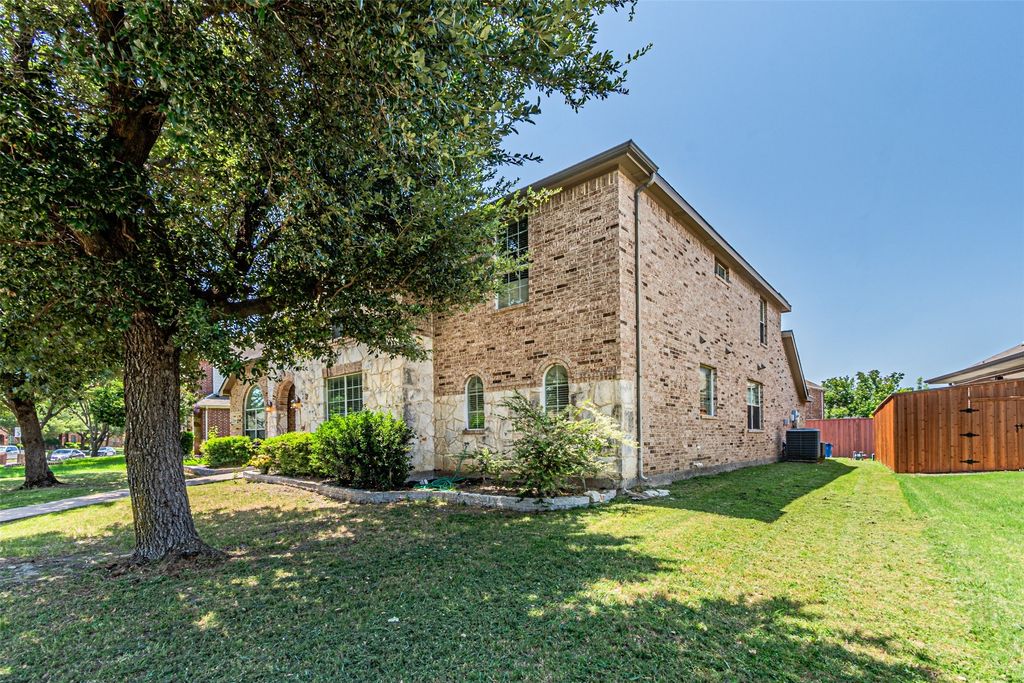 6801 Amesbury Lane, Rowlett, TX 75089