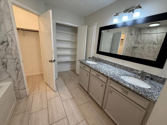 646 Fair Oak Drive, Stafford, TX 77477