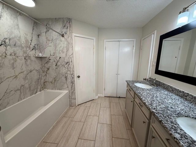 646 Fair Oak Drive, Stafford, TX 77477