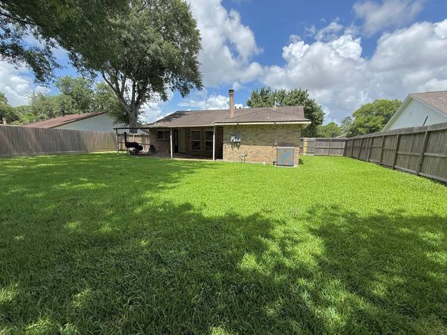 646 Fair Oak Drive, Stafford, TX 77477