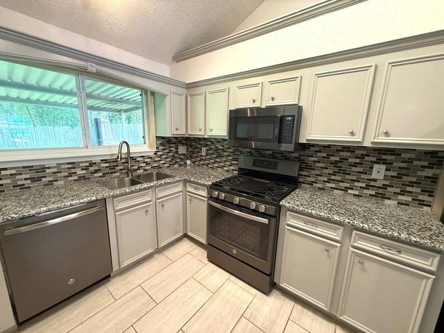 646 Fair Oak Drive, Stafford, TX 77477