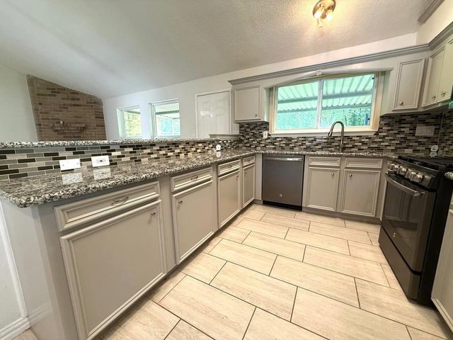 646 Fair Oak Drive, Stafford, TX 77477