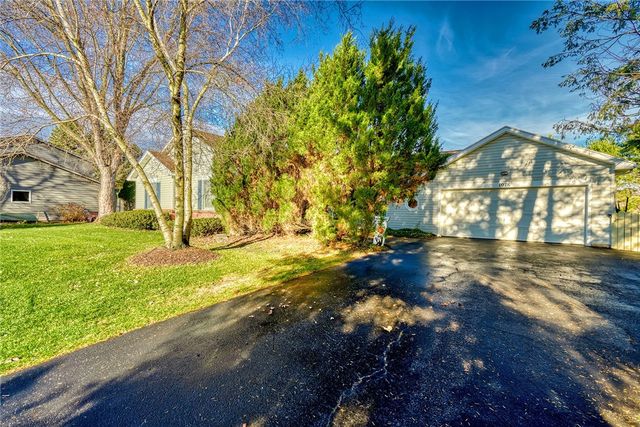 1076 Bright Stream Way, Webster, NY 14580