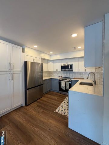 101 State Rt 5 206, Edgewater, NJ 07020