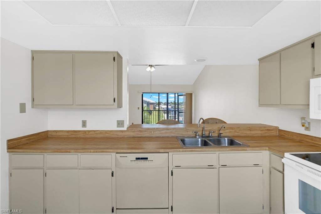Image 15 of property listing at 4708 SW 8th PL 203, Cape Coral, FL 33914