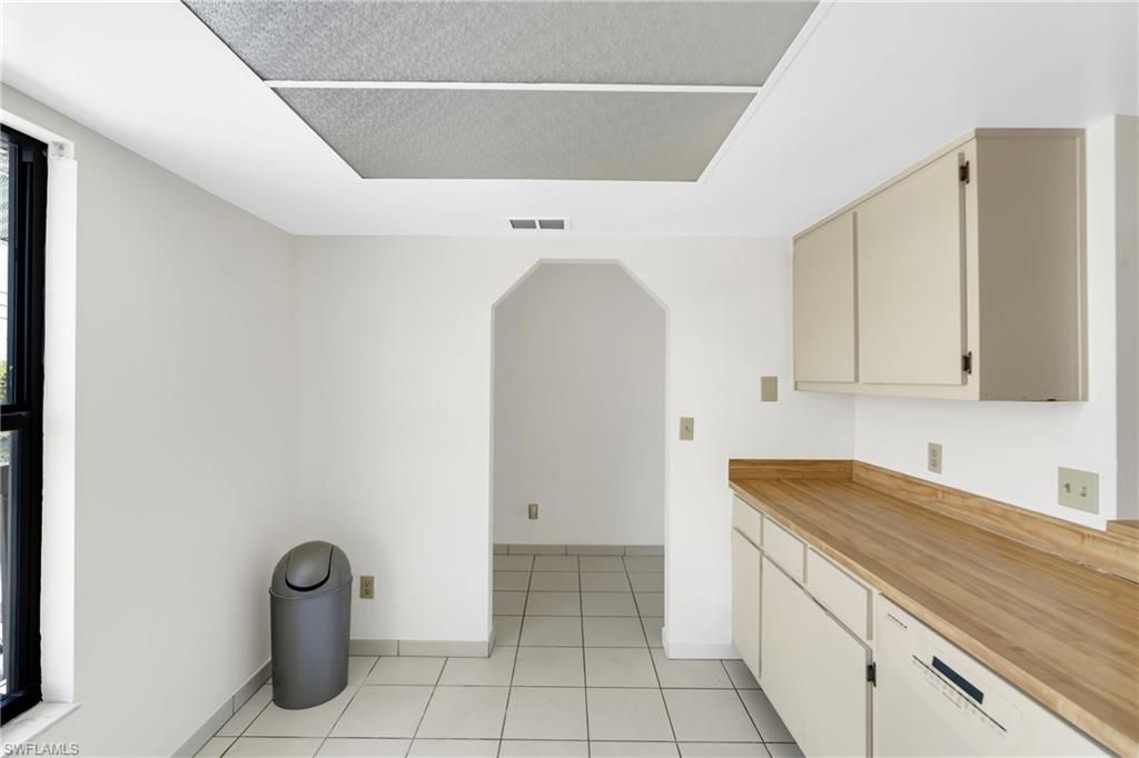 Image 16 of property listing at 4708 SW 8th PL 203, Cape Coral, FL 33914