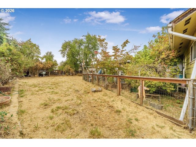 246 S 34TH St, Springfield, OR 97478