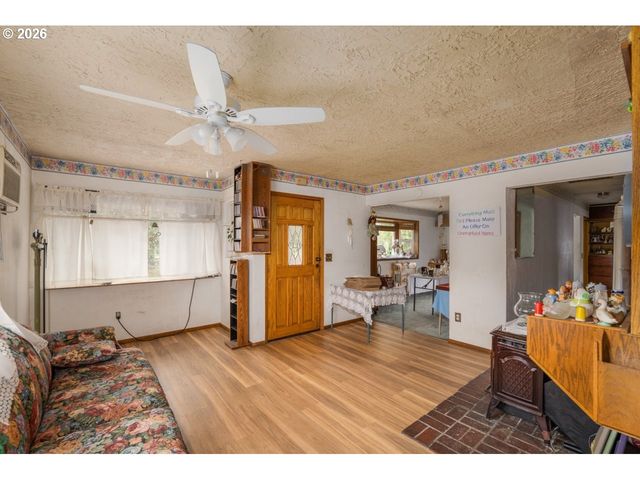 246 S 34TH St, Springfield, OR 97478