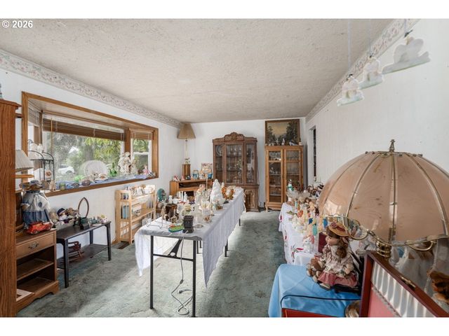 246 S 34TH St, Springfield, OR 97478