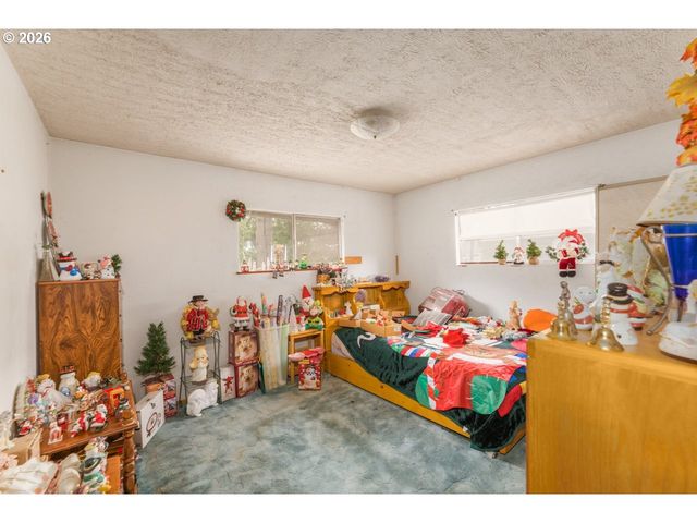 246 S 34TH St, Springfield, OR 97478