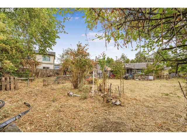 246 S 34TH St, Springfield, OR 97478